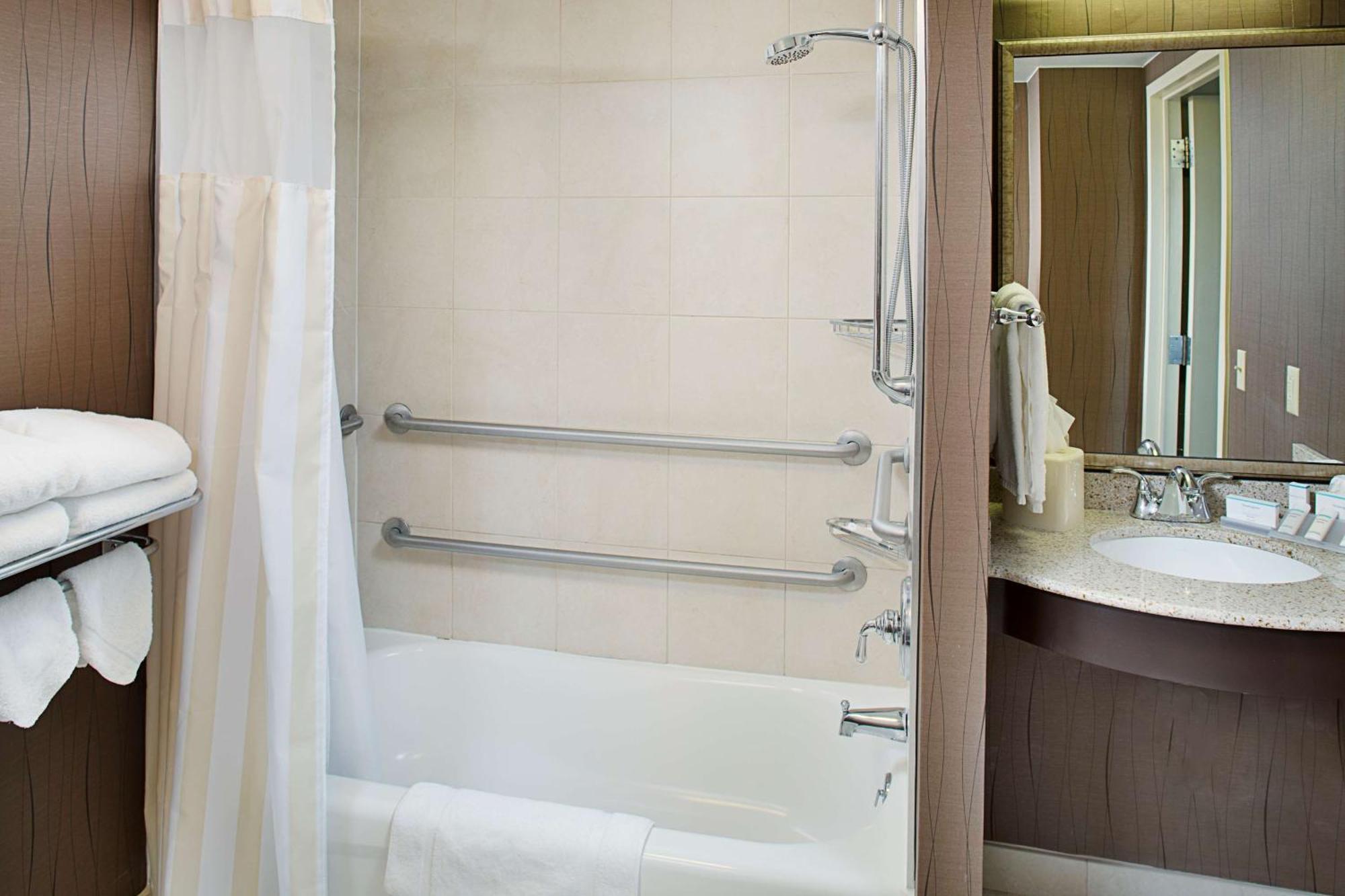 Hilton Garden Inn Hartford North-Bradley International Airport Windsor Exterior photo